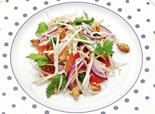 Салат с копченой курицей и сельдереем