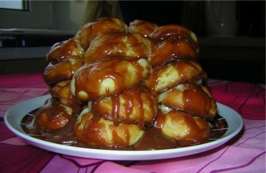 Профитроли с карамельным соусом