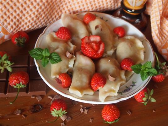 Заварные вареники с клубникой и шоколадом