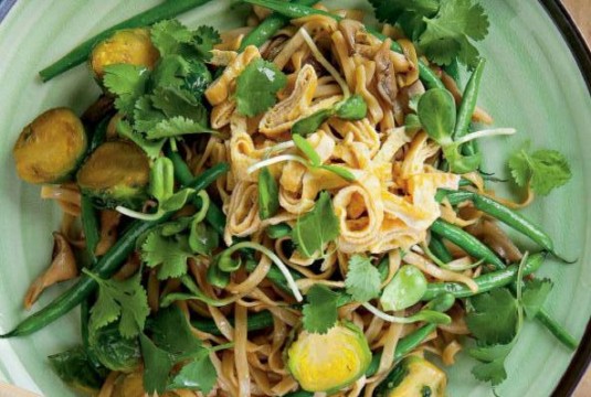 Японская лапша с овощами и омлетом Японская лапша с овощами и омлетом