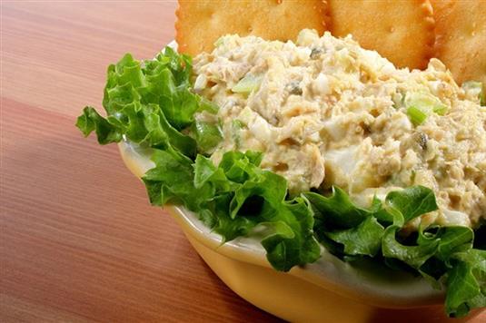 Салат с тунцом и яйцами Салат с тунцом и яйцами