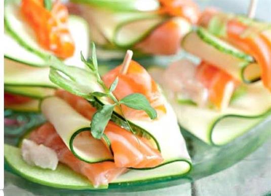 Канапе из маринованной семги, цукини и яблока