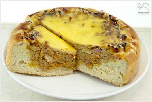 Пирог с тушеной капустой и ветчиной Пирог с тушеной капустой и ветчиной