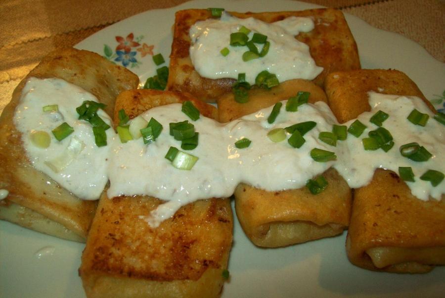 Блинчики с картошкой под селедочным соусом