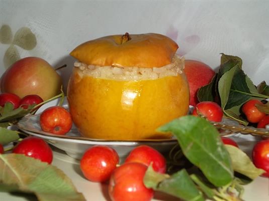 Печеные яблоки, фаршированные рисом