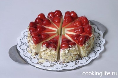 Пирог с клубникой и творогом