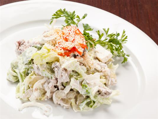 Салат из курицы с соусом карри