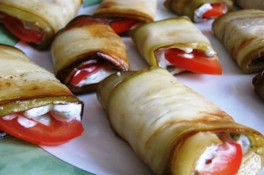 Баклажановые рулеты с помидорами Баклажановые рулеты с помидорами