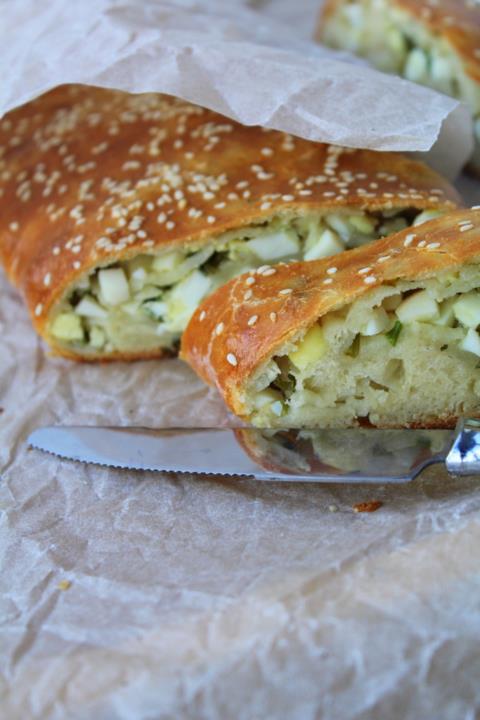 Дрожжевой рулет с луком и яйцом