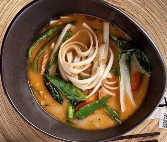 Тайский куриный суп с лапшой и кокосовым молоком