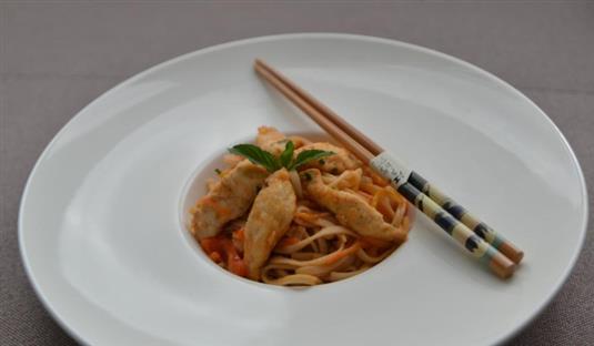 Удон с курицей и манго