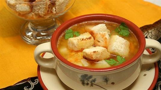 Суп гороховый с копченостями и гренками