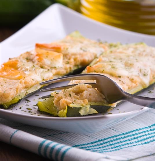 Кабачки, фаршированные козьим сыром и лососем Кабачки, фаршированные козьим сыром и лососем