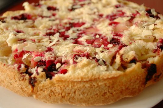 Как испечь шарлотку с ягодками Как испечь шарлотку с ягодками