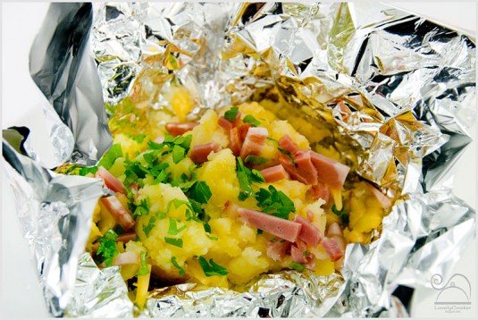 Картофель, запеченный в фольге с сыром и маслом Картофель, запеченный в фольге с сыром и маслом