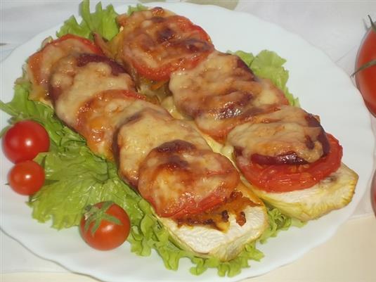 Кабачки, запеченные с помидорами и салями