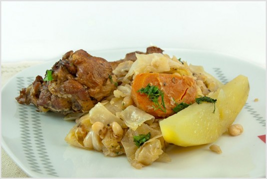 Тушеная капуста с фасолью, картофелем, мясом и овощами