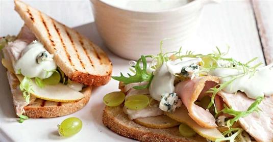 Сэндвич с курицей и соусом блю-чиз Сэндвич с курицей и соусом блю-чиз