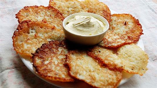 Картофельные драники с луком и укропом