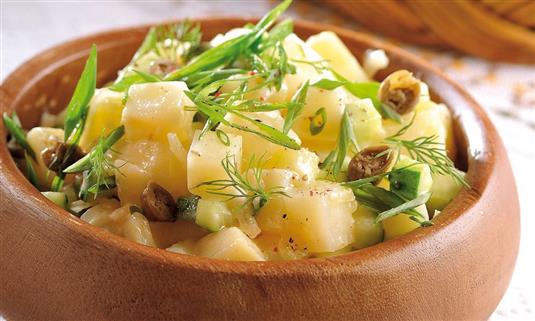Горячий салат с картофелем, огурцами и каперсами