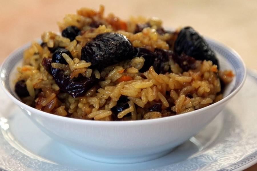 Плов с сухофруктами и курицей