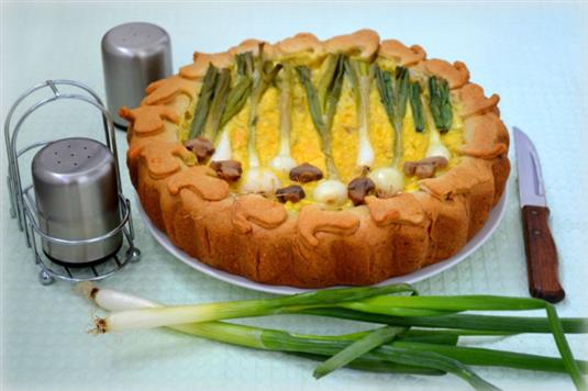 Пирог с молодым луком и грибами