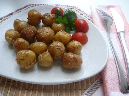 Картофель, запеченный в чесночке и масле Картофель, запеченный в чесночке и масле