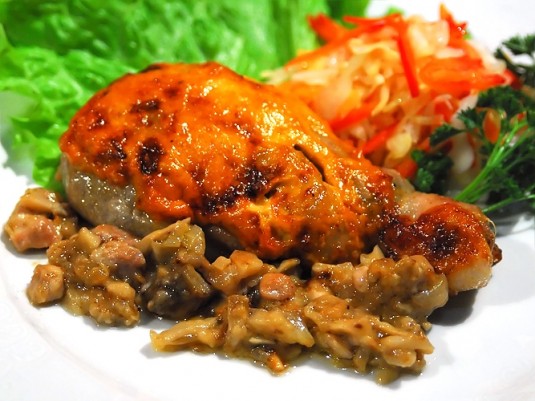 Курица в грибном соусе с луком и беконом Курица в грибном соусе с луком и беконом