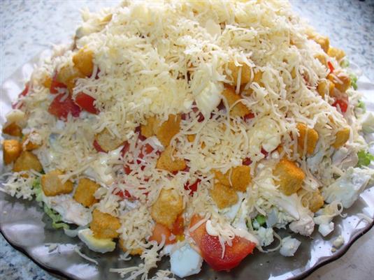 Салат с курицей, сыром и сухариками