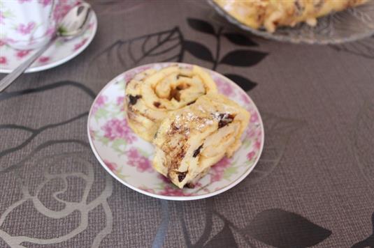 Рулет с яблоком и черносливом