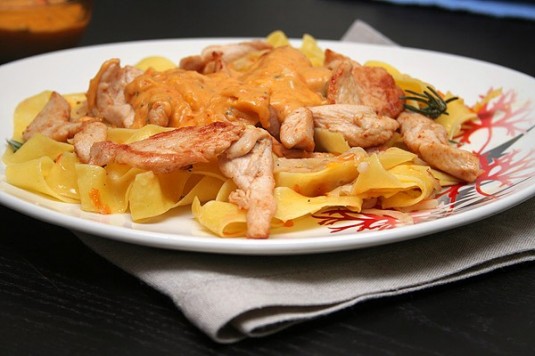 Паста с курицей и сливочным соусом Паста с курицей и сливочным соусом